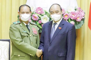 Chủ tịch nước Nguyễn Xuân Phúc tiếp Đại tướng Vilay Lakhamphong, Bộ trưởng Bộ Công an Lào. Ảnh: TTXVN