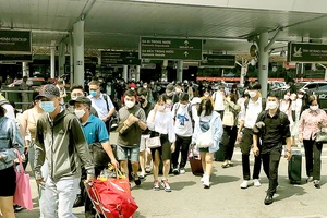 Ngày 9-2 (mùng 9 tết), tại Cảng Hàng không quốc tế Tân Sơn Nhất (quận Tân Bình, TPHCM) vẫn đông nghẹt người