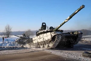 Xe tăng Nga rút về căn cứ thường trực sau tập trận ngày 15-2. Ảnh: AP