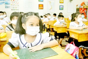 Học sinh lớp 1 Trường Tiểu học Bùi Minh Trực, quận 8, TPHCM đảm bảo việc đeo khẩu trang trong giờ học. Ảnh: CAO THĂNG