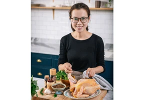 Food stylist Meo Thùy Dương đang chế biến món gà nướng lá mắc mật. Ảnh: TRUNG NGUYỄN