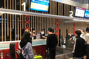 Hành khách làm thủ tục check-in tại sân bay quốc tế Vân Đồn