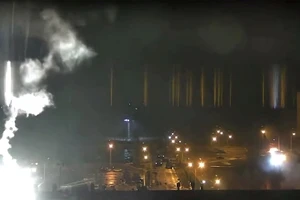 Hình ảnh pháo sáng rơi xuống nhà máy điện hạt nhân Zaporizhzhia rạng sáng 4-3. Nguồn: REUTERS