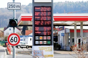 Màn hình hiển thị giá nhiên liệu tại một trạm xăng ở Ebersburg gần Fulda, Đức ngày 7-3. Ảnh: REUTERS