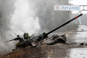Một xe tăng Nga bị phá hủy trong trận giao tranh ở Lugansk, Ukraine. Ảnh: AP.