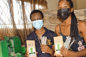 Wada Kealotswe (trái), người sáng lập Eco Zera Pencils, và trợ lý của mình trưng bày các sản phẩm bút chì của họ ở Gaborone, Botswana