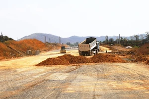 Thi công đường cao tốc Bắc - Nam đoạn qua tỉnh Bình Thuận đang gặp khó vì thiếu vật liệu đất đắp nền