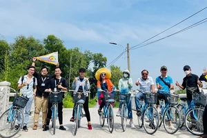 Du khách đạp xe tham quan huyện Cần Giờ, TPHCM