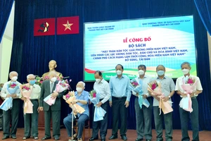 Đồng chí Nguyễn Hồ Hải tặng hoa cảm ơn các thành viên Ban Biên soạn bộ sách