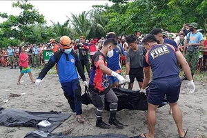 Lượng cứu hộ tìm thấy thêm nhiều thi thể tại ngôi làng Pilar, thị trấn Abuyog, tỉnh Leyte, Philippines. Nguồn: TTXVN 