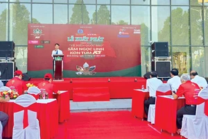 Ông Trần Tuấn Hùng - Chủ tịch Hiệp hội Du lịch Bình Dương phát biểu tuyên bố xuất phát chương trình Caravan Famtrip 2022