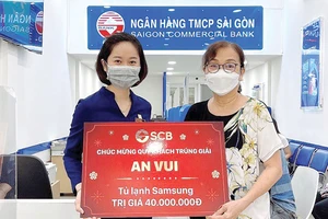 Đại diện SCB Thị Nghè trao thưởng Giải An Vui cho khách hàng trúng giải
