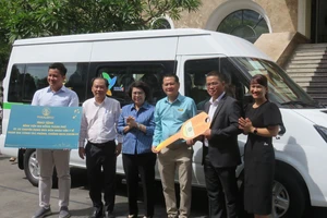 Bệnh viện Nhi đồng TPHCM tiếp nhận xe phòng chống dịch do doanh nghiệp trao tặng
