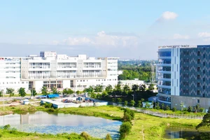 Bệnh viện Truyền máu Huyết học cơ sở 2 (trái) và Trường Đại học Y khoa Phạm Ngọc Thạch (phải) là những dự án của TPHCM được thực hiện từ nguồn vốn đầu tư công. Ảnh: HOÀNG HÙNG