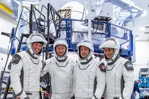 Phi hành đoàn dân sự đầu tiên được SpaceX đưa lên Trạm Vũ trụ quốc tế ISS và đưa về trái đất an toàn hồi tháng 4-2022. Ảnh: AP