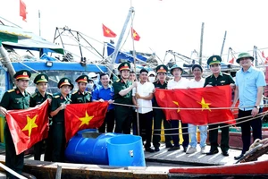 Đại diện Quân khu 4 và các cơ quan chức năng trao tặng cờ Tổ quốc cho ngư dân Hà Tĩnh
