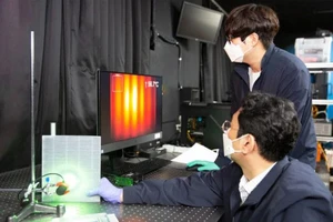 Nhóm nghiên cứu kiểm tra hiệu suất của bộ lọc không khí sử dụng công nghệ quang nhiệt