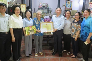 Phó Chủ tịch UBND TPHCM Dương Anh Đức tặng quà, chúc thọ cụ Vương Thị Minh