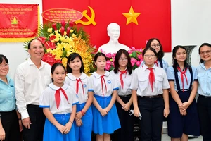 Phó Bí thư Thành ủy TPHCM Nguyễn Hồ Hải tặng hoa chúc mừng Nhà Thiếu nhi TPHCM. Ảnh: VIỆT DŨNG