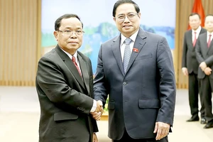 Thủ tướng Phạm Minh Chính tiếp đồng chí Khamphan Phommathat. Ảnh: TTXVN