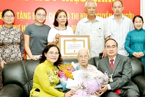 Lãnh đạo TPHCM trao Huy hiệu 85 năm tuổi đảng tặng đồng chí Ngô Thị Huệ (ảnh chụp ngày 18-5-2020). Ảnh: VIỆT DŨNG