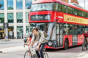 Xe buýt và xe đạp được nhiều người dân Anh lựa chọn khi giá nhiên liệu tăng mạnh
