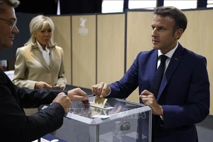 Tổng thống Pháp Emmanuel Macron (phải) cùng phu nhân Brigitte Macron bỏ phiếu bầu cử Quốc hội Khóa XVI tại Le Touquet, ngày 12-6-2022. Nguồn: TTXVN