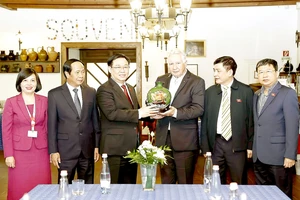 Chủ tịch Quốc hội Vương Đình Huệ tặng Phó Chủ tịch Quốc hội Hungary Istvan Jakab quà lưu niệm. Ảnh: TTXVN