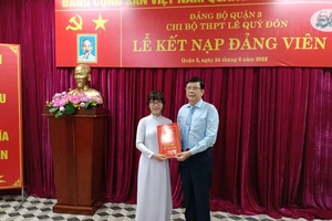  Bùi Nguyễn Quế Trân tại lễ kết nạp Đảng