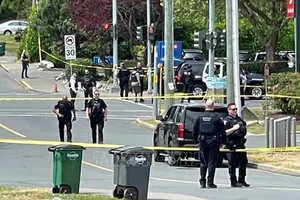 Cảnh sát phong tỏa hiện trường vụ cướp chi nhánh Ngân hàng Montreal ở Saanich. Ảnh: CBC/TTXVN
