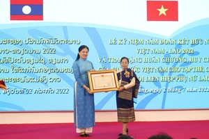 Trao tặng huân chương, huy chương của Nhà nước Việt Nam cho tập thể, cá nhân Hội LHPN Lào