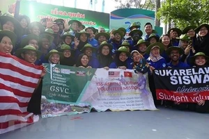 Tình nguyện viên Malaysia tham gia chiến dịch tình nguyện Mùa hè xanh