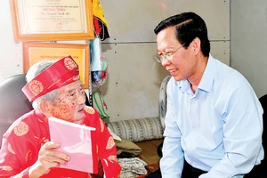 Chủ tịch UBND TPHCM Phan Văn Mãi trao đổi cùng nhà nghiên cứu Nguyễn Đình Tư. Ảnh: VIỆT DŨNG