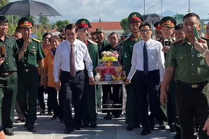 Nguyên Chủ tịch nước Trương Tấn Sang và Phó Thủ tướng Vũ Đức Đam tiễn liệt sĩ về an nghỉ tại Nghĩa trang liệt sĩ Vị Xuyên