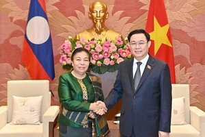 Chủ tịch Quốc hội Vương Đình Huệ tiếp Phó Chủ tịch Quốc hội Lào Sounthon Xayachak. Ảnh: VIẾT CHUNG