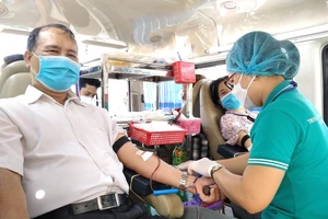 Với 66 lần tham gia hiến máu, ông Huỳnh Quốc Dân cảm thấy hạnh phúc khi có vợ và con cùng đồng hành