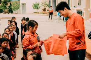 Nhóm Vòng tròn sách tổ chức tặng sách cho các em nhỏ tại một trường học ở tỉnh Thái Nguyên