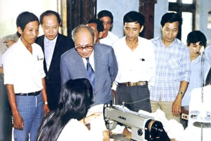 Đồng chí Võ Chí Công về thăm Xí nghiệp May huyện Núi Thành năm 1992. Ảnh: TƯ LIỆU