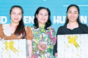 Chủ tịch HĐND TPHCM Nguyễn Thị Lệ tặng quà những người mẹ đã tặng sữa cho ngân hàng sữa. Ảnh: CAO THĂNG