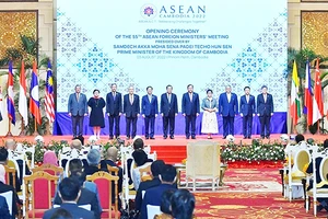 Thủ tướng Campuchia Hun Sen chụp ảnh lưu niệm với Tổng thư ký ASEAN và các ngoại trưởng ASEAN. Ảnh: TTXVN