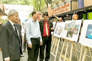 Phó Bí thư Thành ủy TPHCM Nguyễn Hồ Hải cùng các đại biểu tham quan triển lãm. Ảnh: KIM LOAN
