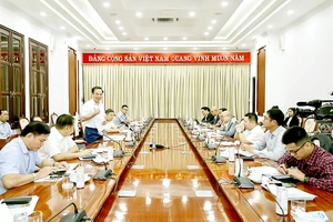 Bí thư Thành ủy TPHCM Nguyễn Văn Nên trong buổi gặp gỡ và làm việc mới đây với lãnh đạo hai đội bóng của TPHCM. Ảnh: DŨNG PHƯƠNG