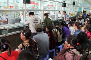 Người dân chờ mua thuốc tại Bệnh viện Nhân dân 115 (quận 10, TPHCM). Ảnh: HOÀNG HÙNG