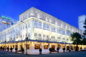 Khách sạn Continental Saigon đón nhận bằng khen của Thủ tướng Chính phủ
