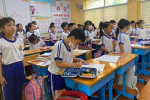 Bàn ghế tại Trường Tiểu học Nguyễn Bỉnh Khiêm, quận 1, TPHCM đã trở nên chật chội với học sinh lớp 3. Ảnh: PHƯƠNG CHINH