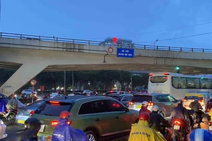 Cấm xe tải, xe khách trên 16 chỗ qua cầu vượt Nguyễn Hữu Cảnh