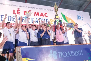 Ông Lê Viết Hải - Chủ tịch Tập đoàn Xây dựng Hòa Bình (thứ hai từ phải sang), trao cúp Vô địch cho đội FC Hưng Phát 148 căn (Phú Quốc)
