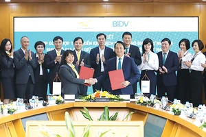 Ông Trần Long, Phó Tổng Giám đốc BIDV và bà Chu Thị Lan Hương, Phó Tổng Giám đốc Vietnam Post, đại diện hai bên ký kết hợp đồng