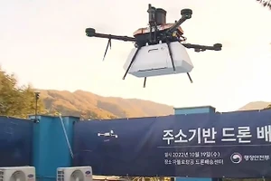 Một chiếc drone đang giao hàng