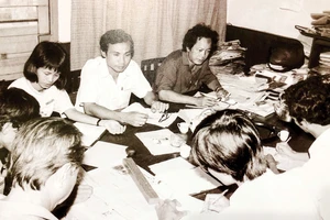 Nhà báo Hải Nam (bìa phải, trên cùng) trong cuộc họp của Ban Chính trị tuyên truyền bầu cử Quốc hội khóa IX ngày 19-7-1992. Ảnh: TƯ LIỆU